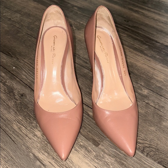 Gianvito Rossi
Gianvito 85mm pumps size 8.5 woman’s
Made in Italy - Picture 5 of 12